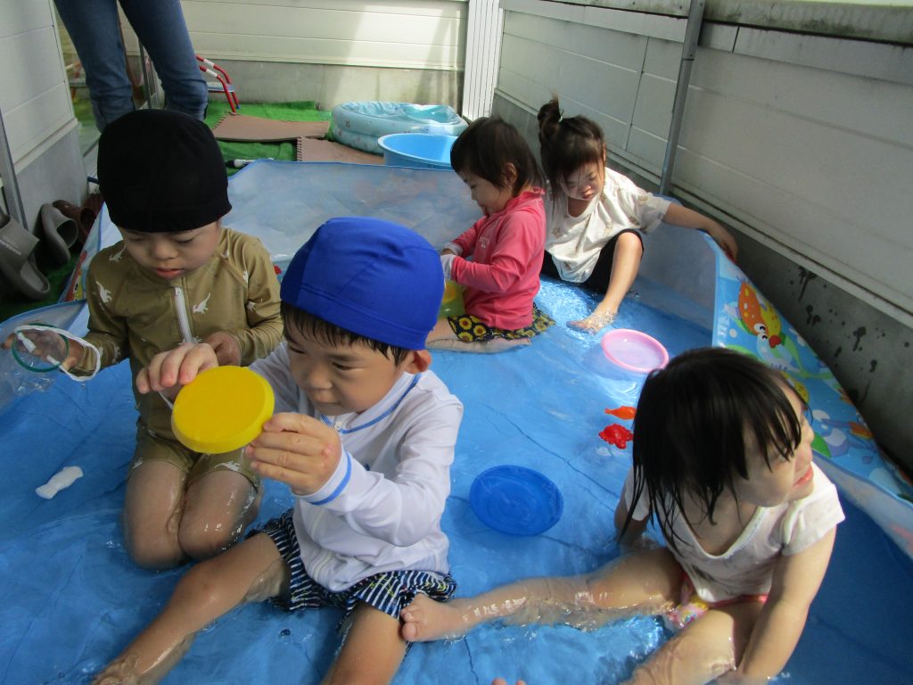 夏はやっぱり水遊び！バケツやじょうろに水を汲んだり、ちょっと泳いでみたりと子ども達も大喜びでした。