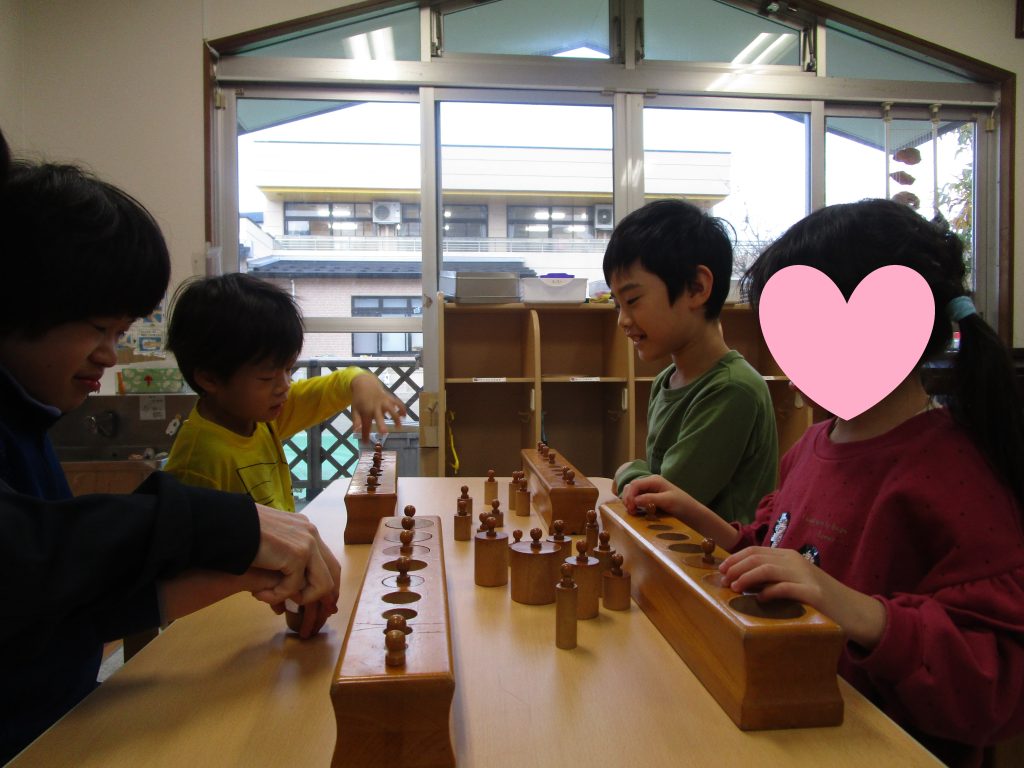 モンテッソーリーの感覚教具『円柱さし』ひとりでもできるけど、4人の友達と一緒に順番にルールを決めてゲーム感覚でするのも面白いよね！