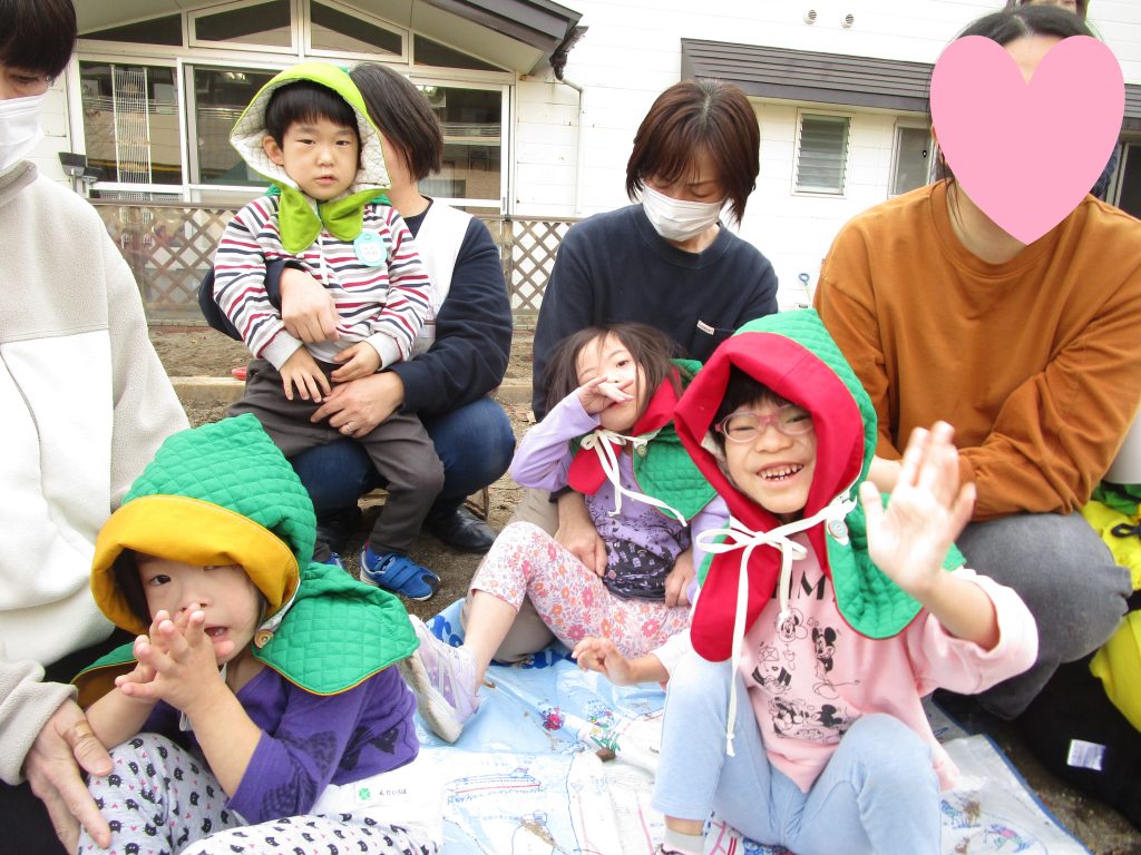 こども園の避難訓練に参加しました。防災頭巾を被って安全もバッチリです(^^♪