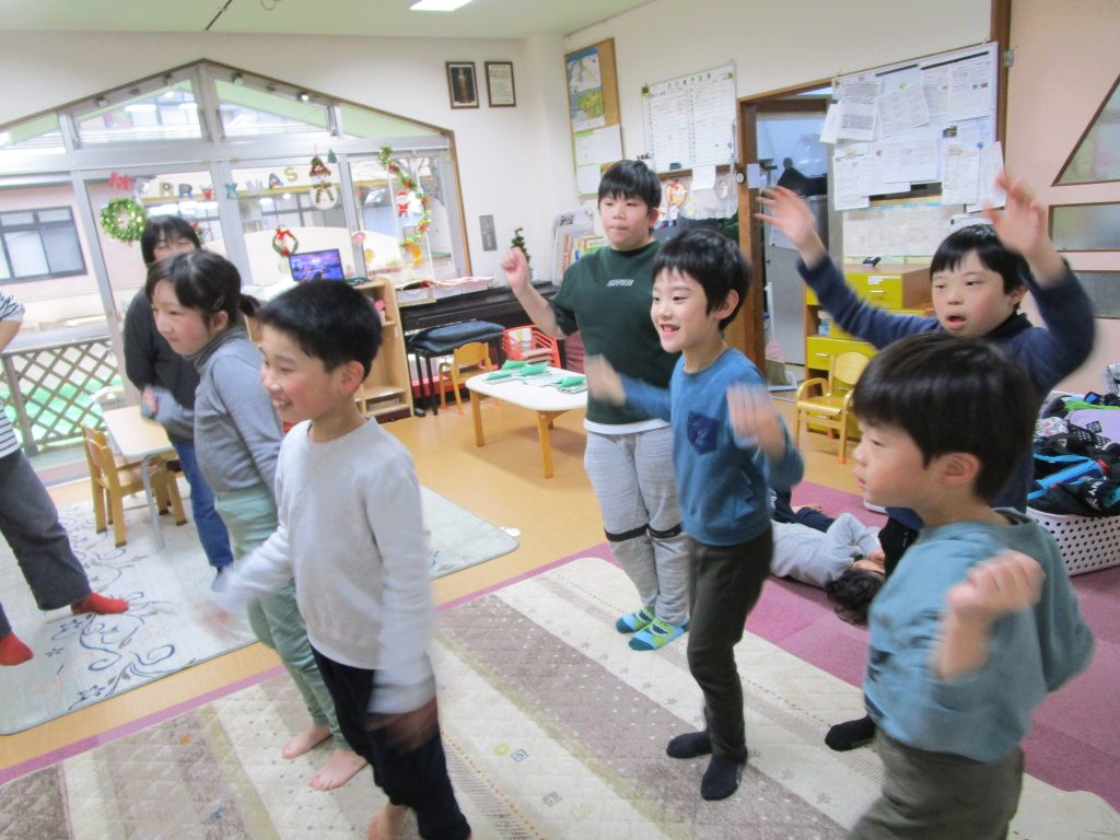 音楽学習でダンスを踊りました。子ども達の大好きな楽曲でリズムに乗ってノリノリ♪